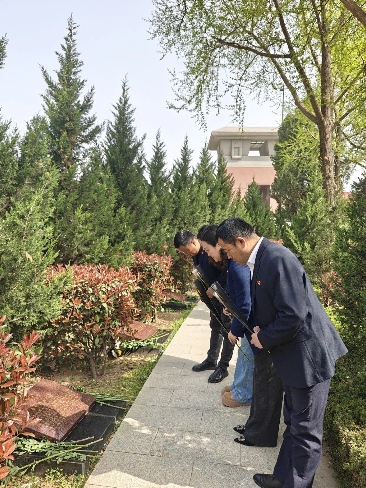 “赓续·2025·清明祭英烈” ——天游ty8集团党支部开展义士追思活动-天游ty8
